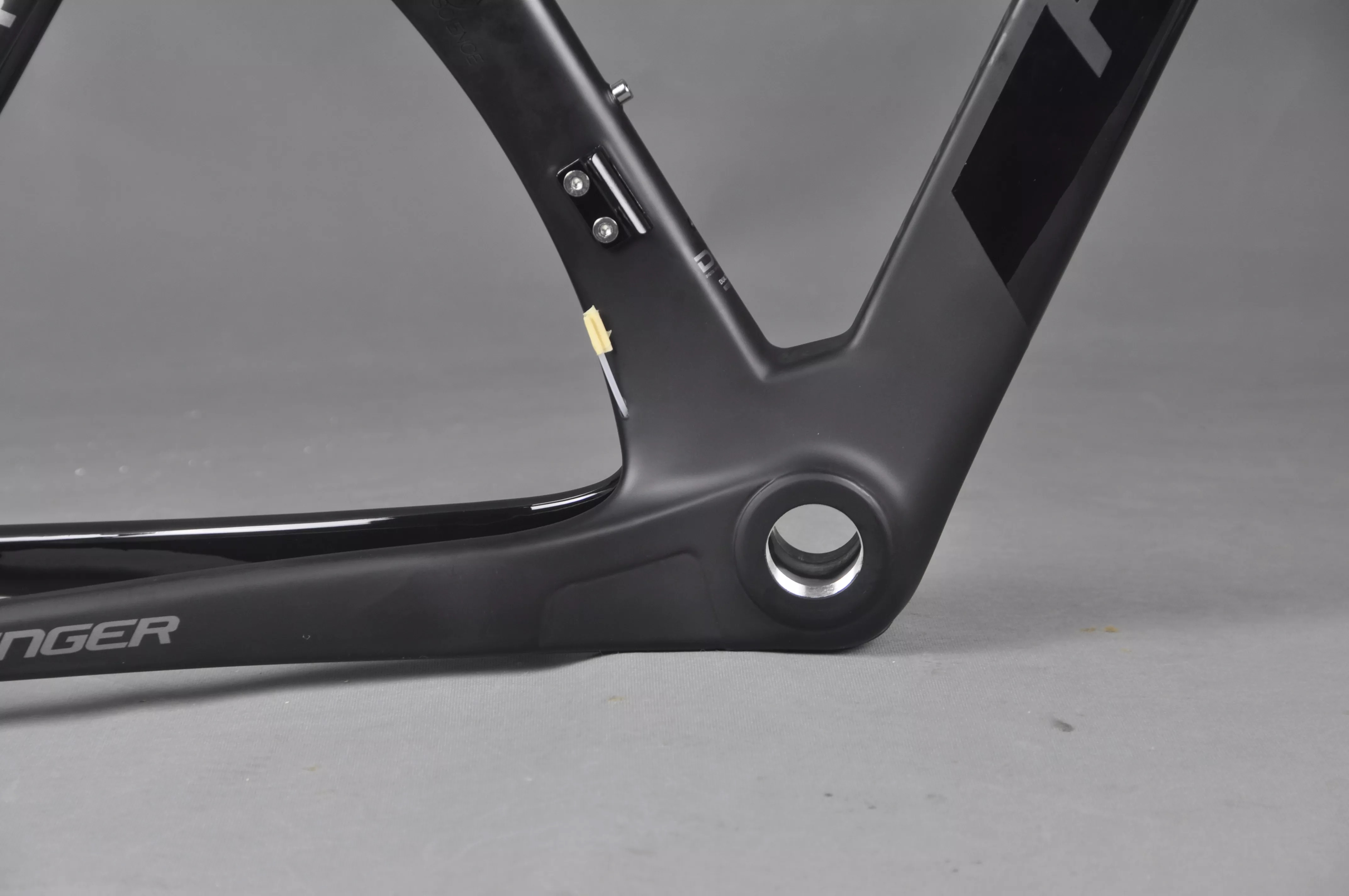 Avenger R8 Black/Black